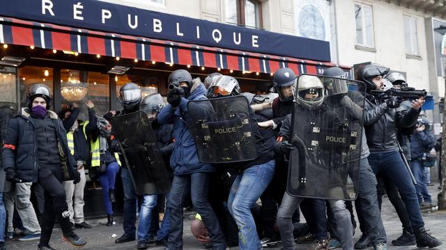 L'usage de Flash-Ball est à l'origine de plusieurs blessures grave chez des manifestants [Keystone/EPA - Yoan Valat]