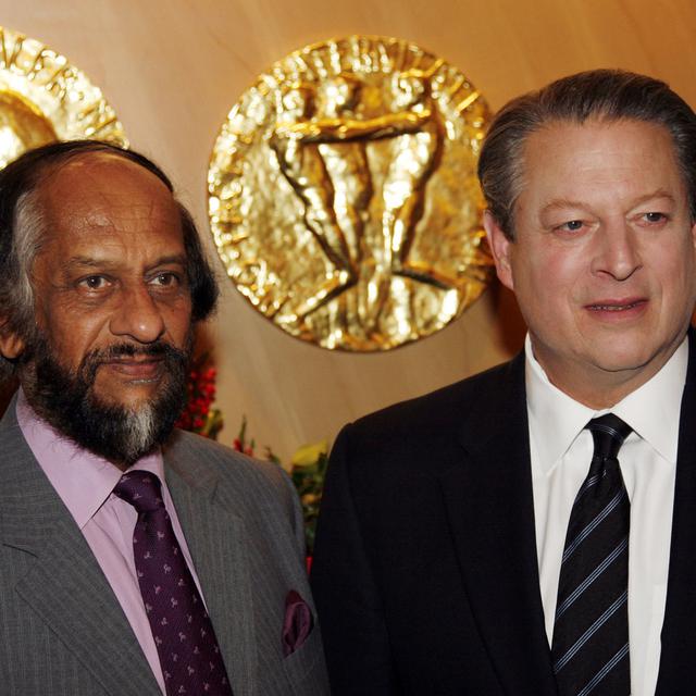Rajendra Pachauri et Al Gore lors d'une cérémonie pour le Prix Nobel de la Paix, en 2007. [Keystone/AP Photo - John McConnico]