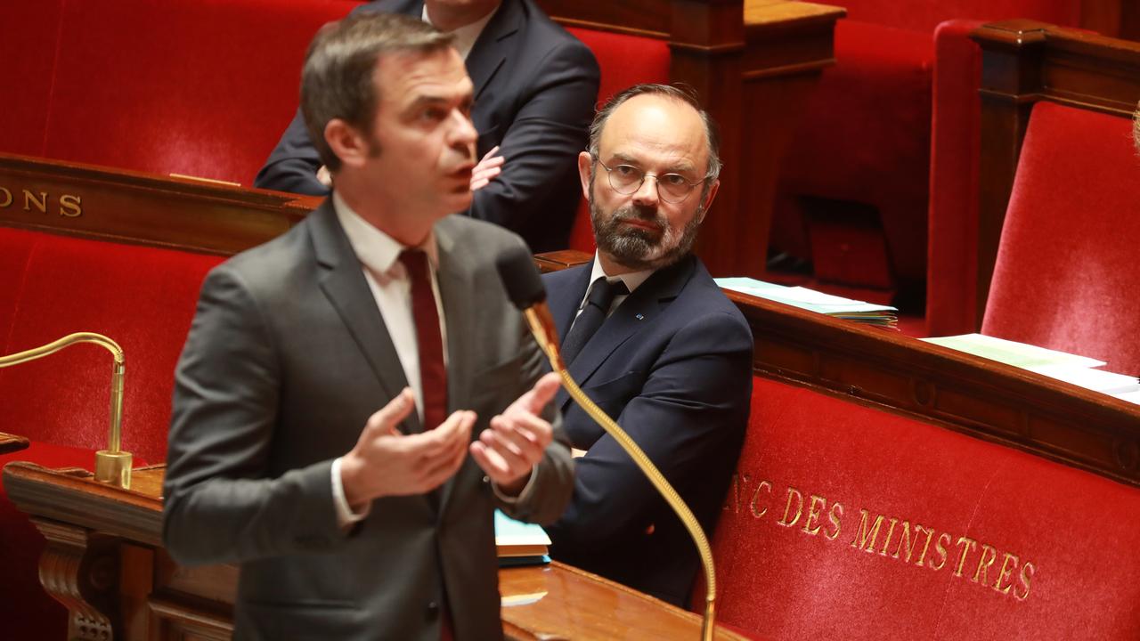 Le premier ministre français Edouard Philippe écoute une intervention du ministre de la santé Olivier Véran pendant une session du gouvernement. [Ludovic Marin]
