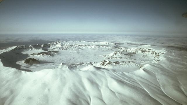 La caldera d'Okmok, de plus de 9 km de diamètre, situé sur les îles Aléoutiennes, au large de l'Alaska. [Wikimedia Commons - J. Reeder]