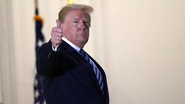 A son arrivée à la Maison Blanche, Donald Trump a retiré son masque. [Keystone - AP Photo/Alex Brandon]