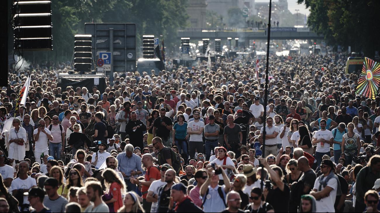 Quelque 40'000 militants anti-corona ont défilé à Berlin samedi. [Keystone - DPA/Michael Kappeler]