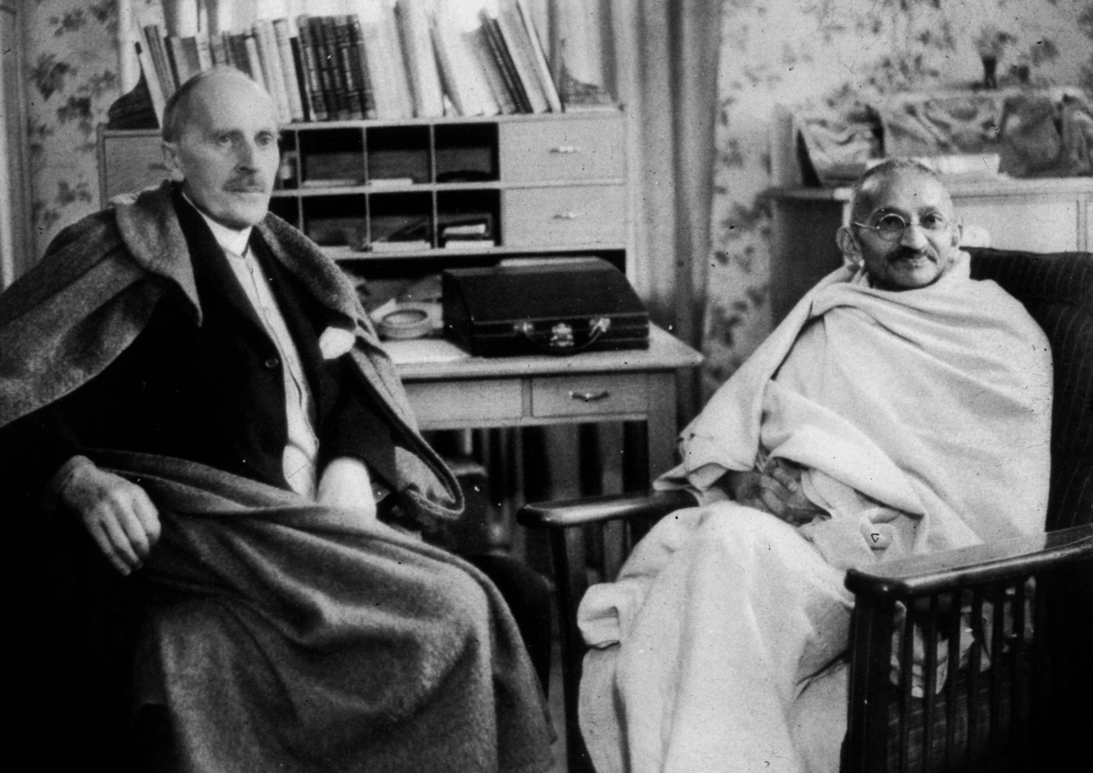 Mahatma Gandhi (1869-1948) pendant une interview à la Villa Olga à Villeneuve avec l'écrivain Romain Rolland. [Bridgeman Images]