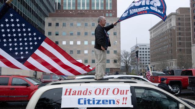 Dans l'Etat du Michigan, des manifestants photographiés le 14 avril appellent à la fin du confinement. [Reuters - Seth Herald]