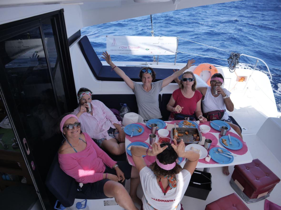 L’équipage de r’Ose Transat: Elisabeth, Nadège, Murielle, Carine, Nicole, Stéphane et Francesca. Caroline prend la photo. [RTS]