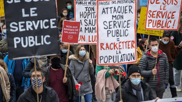 Entre 4000 et 5000 membres de la fonction publique avaient protesté dans la rue les 15 et 29 octobre contre la baisse de leur salaire. [keystone - Martial Trezzini]