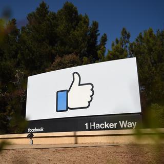 Le "Like" de Facebook sur le campus du siège social de Facebook, en Californie. [AFP - Josh Edelson]