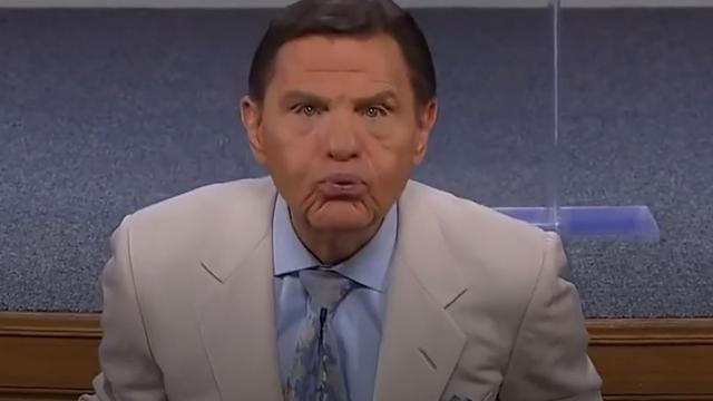 Le télévangéliste américain Kenneth Copeland "souffle" sur le Covid-19 pour le faire disparaître. [Kenneth Copeland Ministries - Capture d'écran]