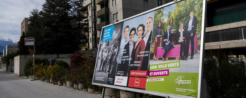 Des affiches pour les élections communales du 18 octobre 2020 en Valais. [Keystone - Jean-Christophe Bott]