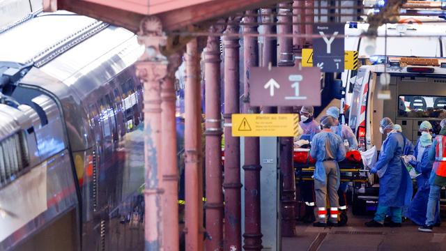 Du personnel médical évacue un patient via un un TGV médicalisé. [Reuters - Christian Hartmann]