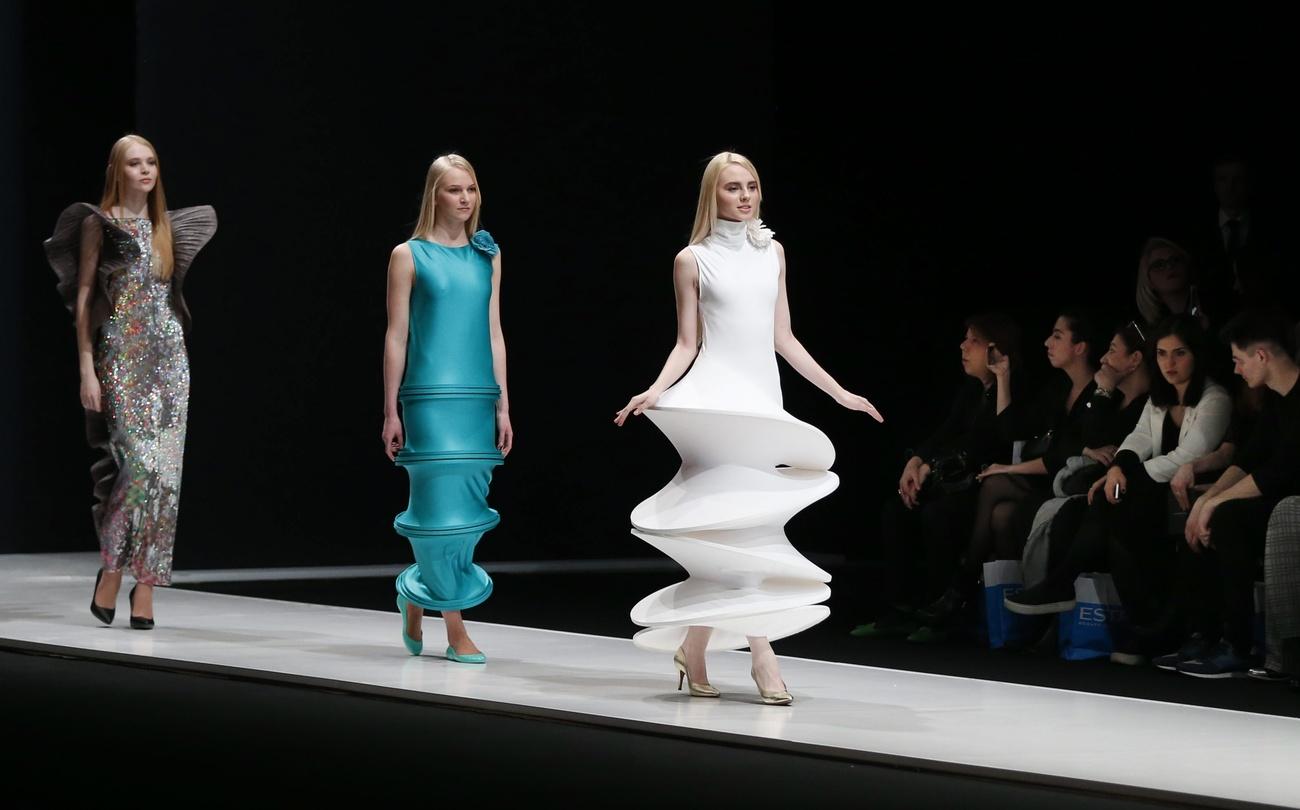 Des créations de Pierre Cardin présentées lors de la Fashion Week de Moscou, le 22 mars 2016. [Keystone/epa - Yuri Kochetkov]