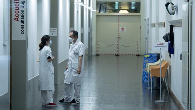 Du personnel médical photographié dans le nouveau secteur de prise en charge et de tri des patients concernés par le coronavirus au CHUV à Lausanne. [Keystone - Laurent Gillieron]