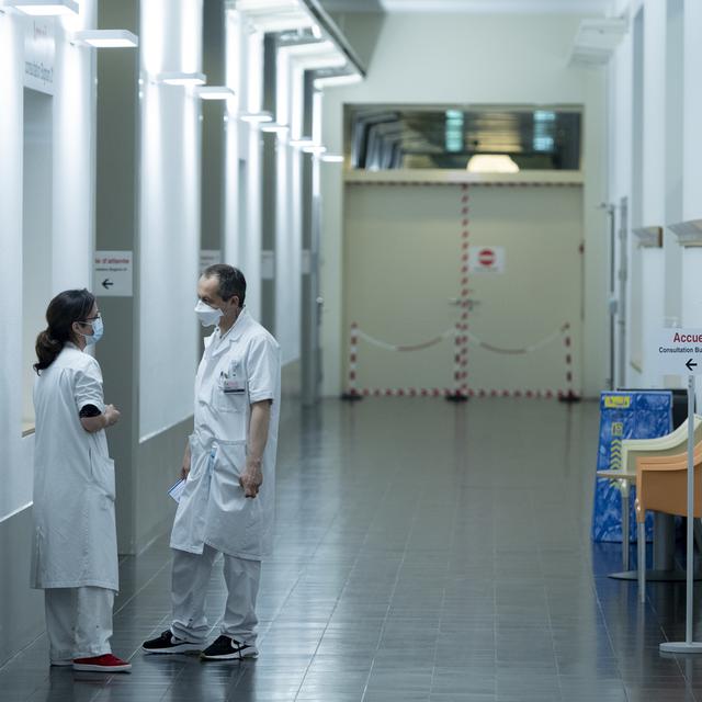 Du personnel médical photographié dans le nouveau secteur de prise en charge et de tri des patients concernés par le coronavirus au CHUV à Lausanne. [Keystone - Laurent Gillieron]