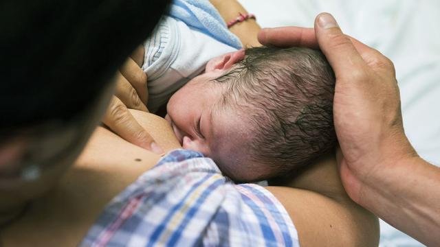 La naissance est un moment encore plus particulier en ces temps de pandémie (image d'illustration). [EPA/Keystone - Attila Balazs]