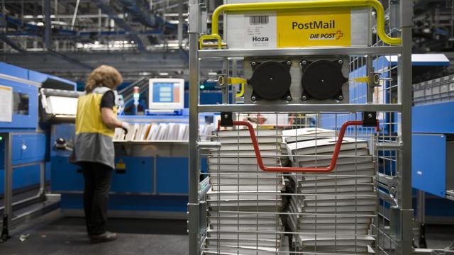 Le trafic postal international est fortement perturbé en raison du coronavirus. [Keystone - Gaetan Bally]