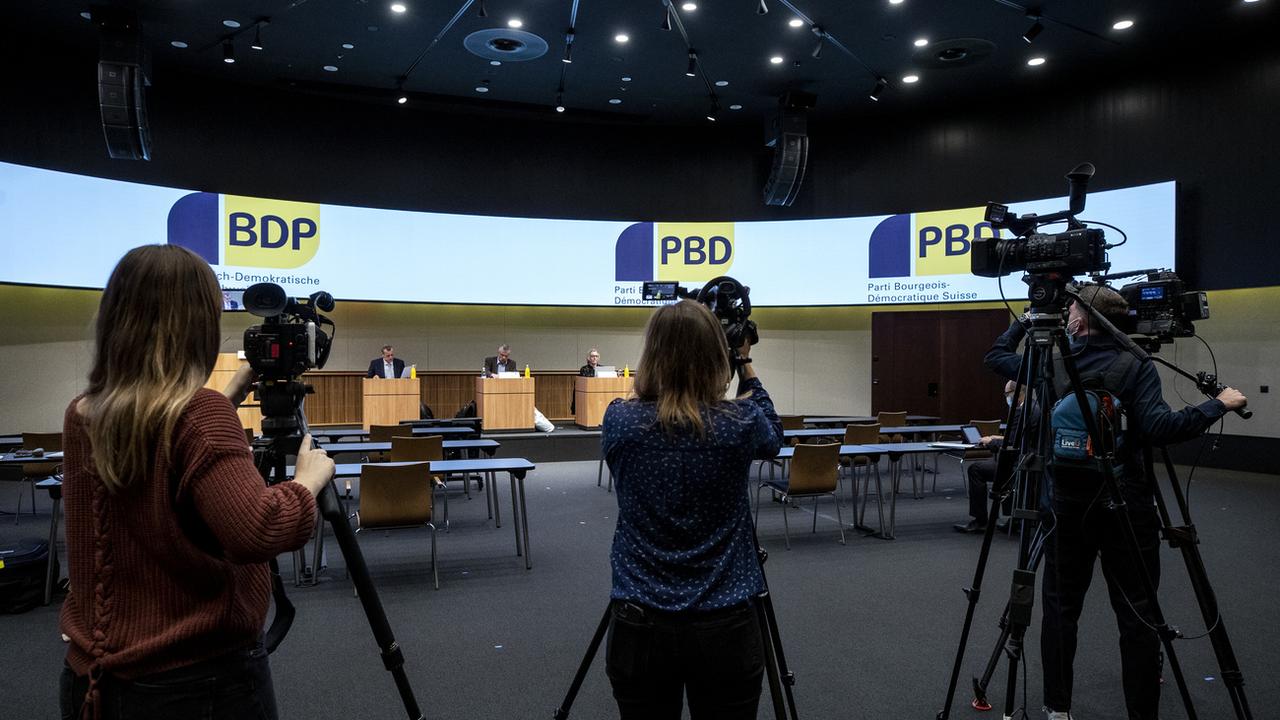 Une assemblée virtuelle pour le PBD avec le président Martin Landolt, le conseiller national Lorenz Hess et la secrétaire générale Astrid Baertschi. [Keystone - Alexandra Wey]