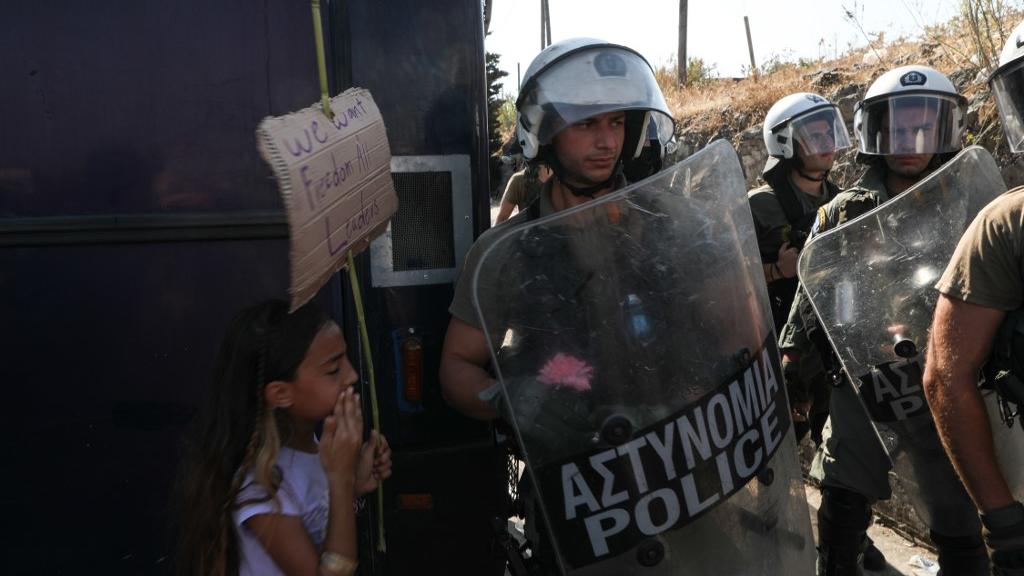 Des heurts ont opposé police et migrants sur l'île grecque de Lesbos. [SOOC via AFP - Elias Marcou]