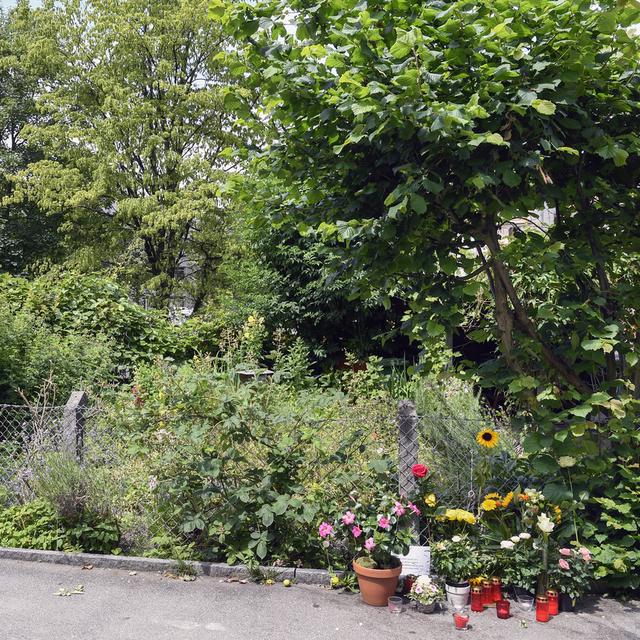 Des fleurs déposées sur le lieu du meurtre d'un quadragénaire dans le quartier de Seefeld à Zurich en juin 2016. [Keystone - Walter Bieri]