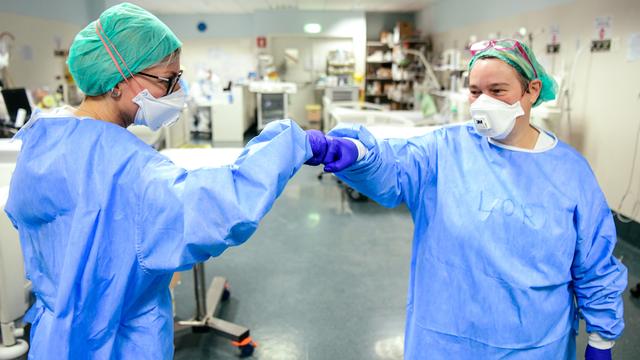 À travers le monde, le staff médical doit trouver les ressources pour tenir le choc face à la vague du coronavirus. [AFP - Piero Cruciatti]