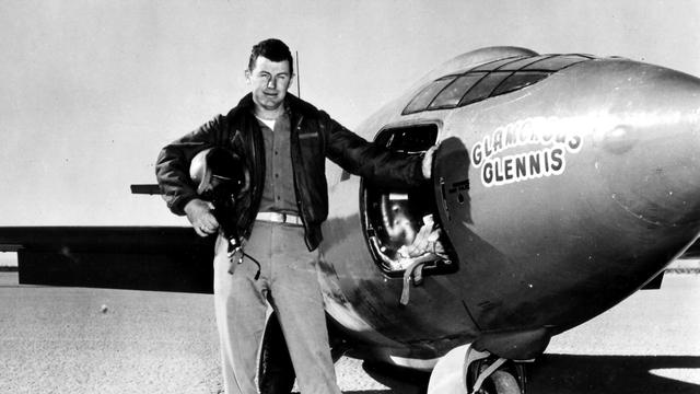 Chuck Yeager à côté de son avion Air Force Belle-built X-1. [Keystone - AP Photo/US Air Force]