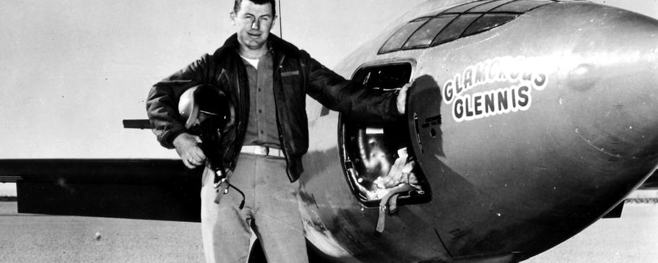 Chuck Yeager à côté de son avion Air Force Belle-built X-1. [Keystone - AP Photo/US Air Force]