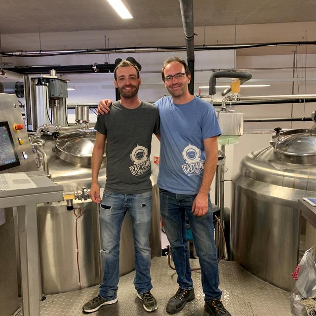 Manu et Jérôme Bachelard, les deux frères à la tête de Cap’taine Mousse, brasserie de bières artisanales à Nyon. [RTS - Valérie Hauert]