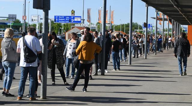 Samedi 2 mai: la foule pour la réouverture à Vienne d'une succursale d'un géant de l'ameublement suédois. [Keystone - APA/Helmut Fohringer]