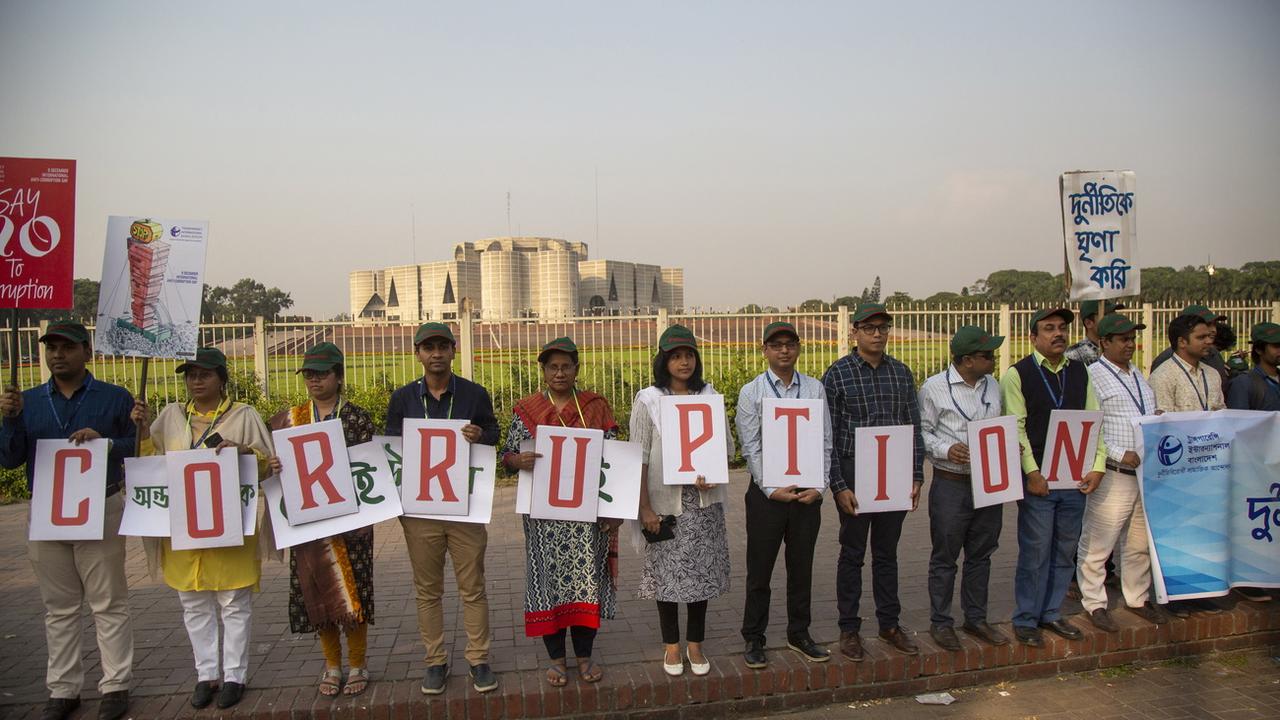 Des militants anti-corruption au Bangaldesh en décembre dernier. [Keystone - EPA/Monirul Alam]