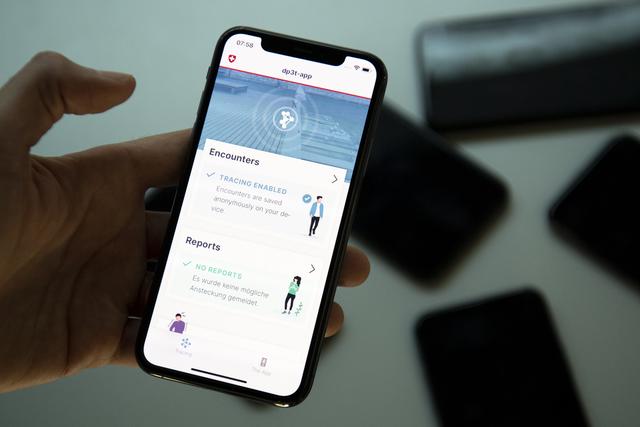 L'application utilise le procédé Decentralized Privacy-Preserving Proximity Tracing (DP-3T). Elle doit simplifier et accélérer l'identification des personnes ayant eu un contact avec un malade. [Keystone - Laurent Gillieron]