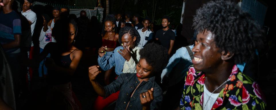 Soirée rap et trapp dans la commune de Delmas, à Port-au-Prince en Haïti, en décembre 2019. Le public y est souvent très jeune. [RTS - Georges Harry Rouzier]