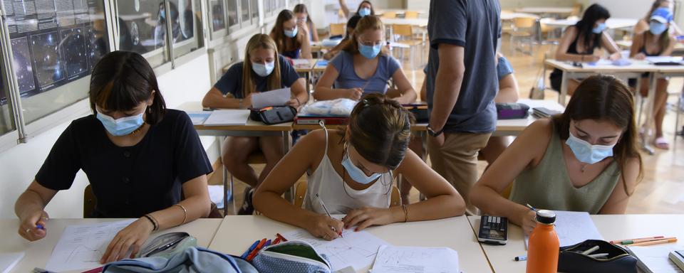 Les élèves du lycée de Kirchenfeld et leur professeur portent des masques de protection pour leur rentrée des classes cette année, le lundi 10 août 2020. [Anthony Anex]