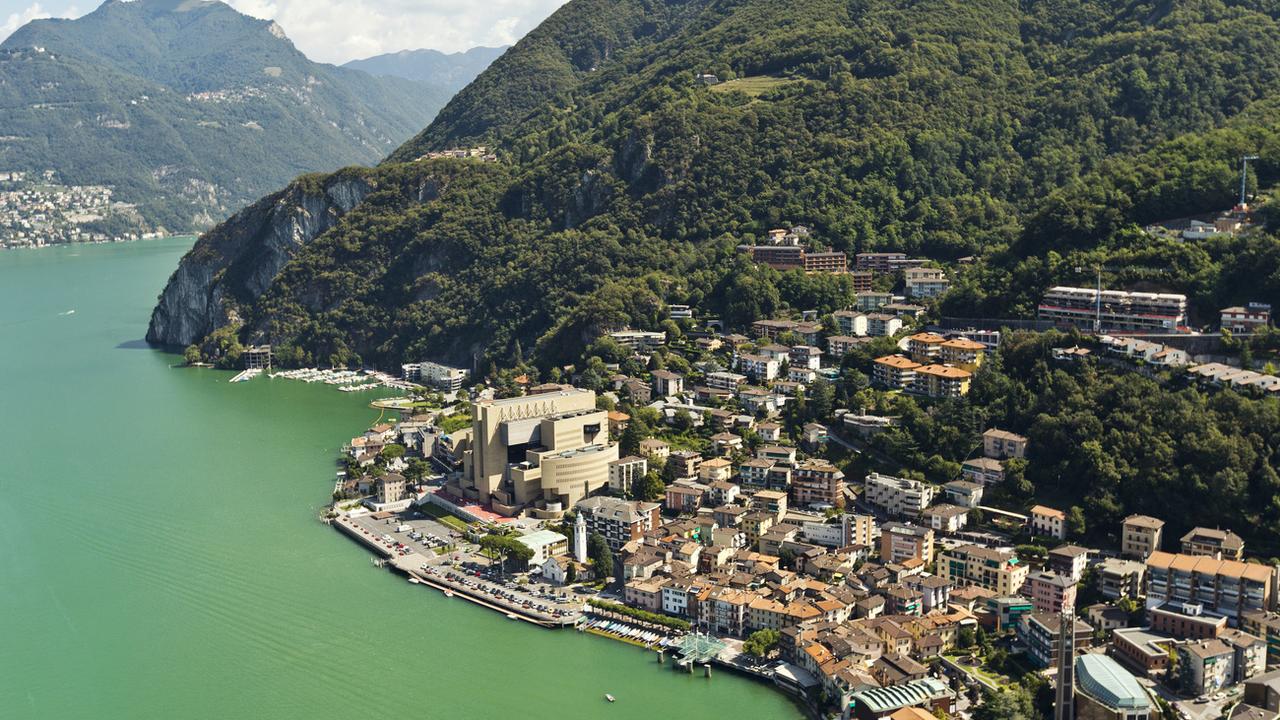 Une vue de la ville de Campione d'Italie, enclave italienne sur les rives du lac de Lugano. [Keystone - Alessandro Della Bella]