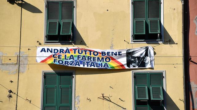 "Tout ira bien, on va le faire, Forza Italia" sur une bannière à Gênes. [EPA/Keystone - Luca Zennaro]