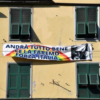"Tout ira bien, on va le faire, Forza Italia" sur une bannière à Gênes. [EPA/Keystone - Luca Zennaro]