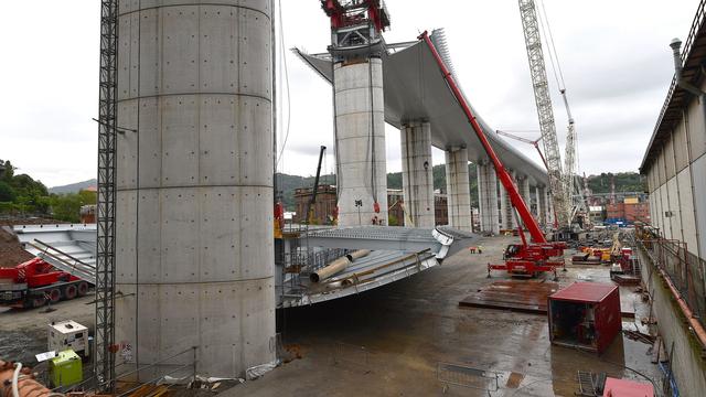 Lundi 20 avril: une vue du chantier de construction de l'ouvrage qui doit remplacer le pont Morandi, qui s'est effondré à Gênes, en Italie, le 14 août 2018, faisant 43 morts. [Keystone - EPA/LUCA ZENNARO]