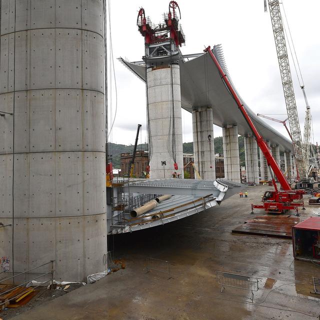 Lundi 20 avril: une vue du chantier de construction de l'ouvrage qui doit remplacer le pont Morandi, qui s'est effondré à Gênes, en Italie, le 14 août 2018, faisant 43 morts. [Keystone - EPA/LUCA ZENNARO]