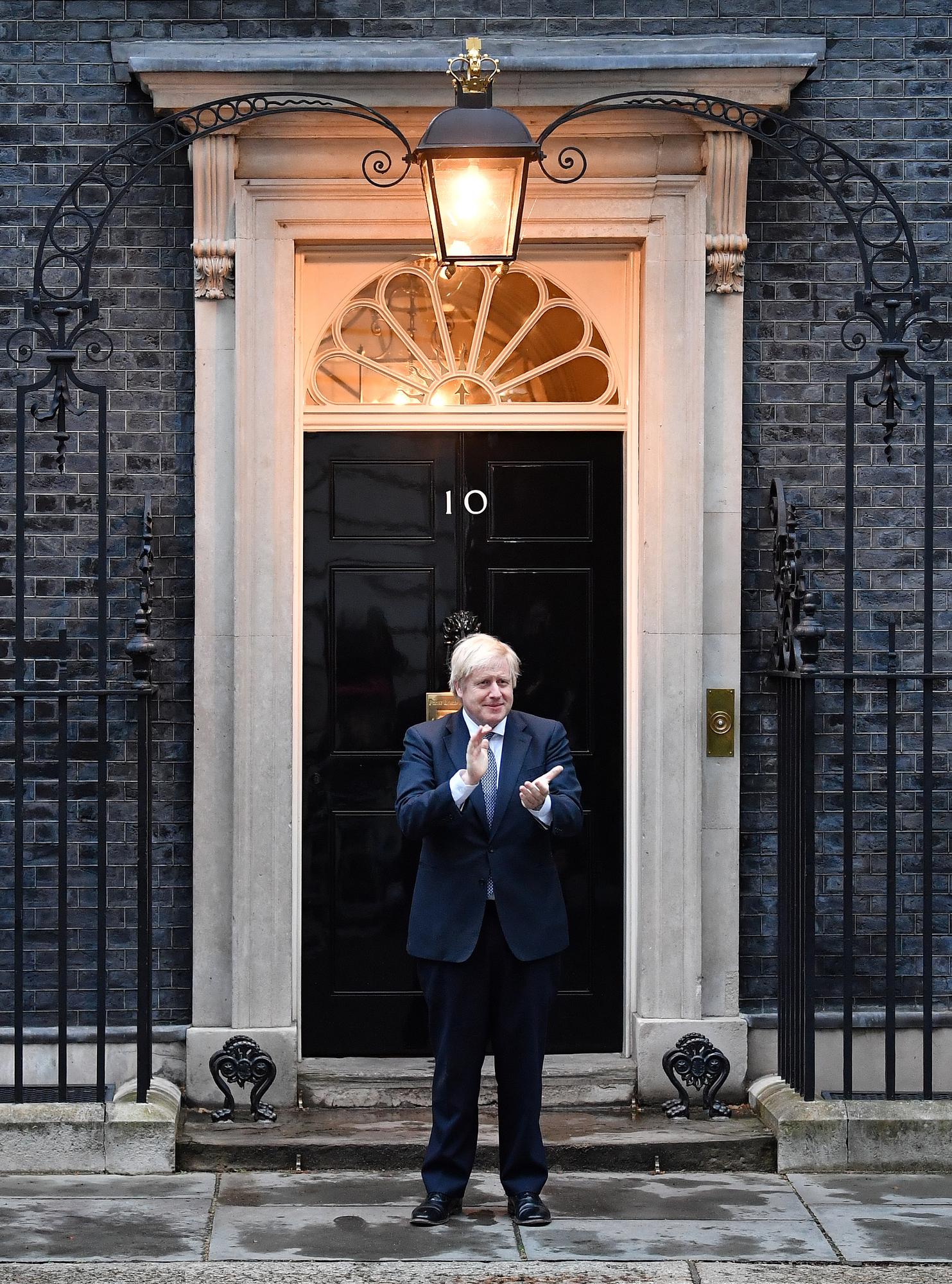 Le Premier ministre britannique Boris Johnson a participé à la journée nationale "Clap for Carers" ayant pour but de remercier le NHS, le service public de santé, pour son travail. 10 Downing Street, Londres, le 30 avril 2020. [AFP - Ben Stansall]