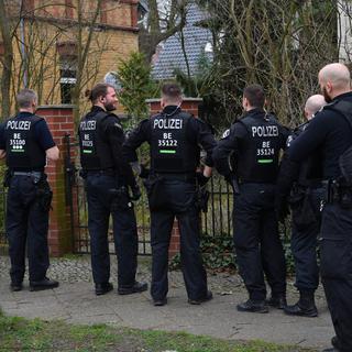 Des policiers berlinois s'apprêtent à mener une perquisition contre des "Reichsbürger". [Keystone/DPA - Paul Zinken]