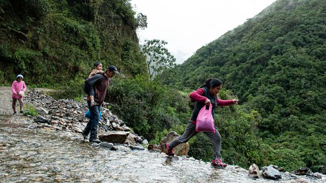 "Humans and climate change stories": Pérou: Margot, son mari et ses deux enfants : en saison des pluies, le moyen de déplacement le moins dangereux est la marche. [DR - Marion Esnault]