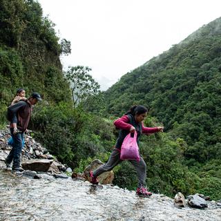 "Humans and climate change stories": Pérou: Margot, son mari et ses deux enfants : en saison des pluies, le moyen de déplacement le moins dangereux est la marche. [DR - Marion Esnault]