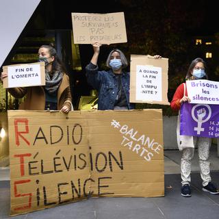 Des femmes brandissent une pancarte lors d'une action de "solidarité féministe" du mouvement "Grève feministe Vaud" le 2 novembre 2020 devant le siège de la Radio Télévision Suisse, RTS. [Keystone - Laurent Gillieron]