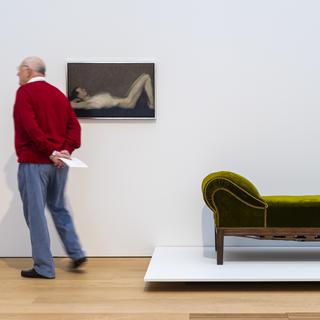 Un homme visite la première exposition temporaire du Musée cantonal des Beaux-Arts de Lausanne. [Keystone - Jean-Christophe Bott]