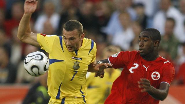 Andriy Shevchenko et Johann Djourou au duel lors du 8e de finale de la Coupe du monde 2006. [Ina Fassbender]