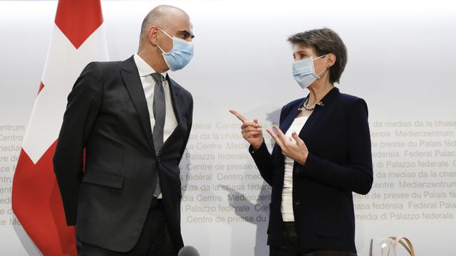 La présidente de la Confédération, Simonetta Sommaruga, parle avec le conseiller fédéral en charge de la santé, Alain Berset. Berne, le 8 décembre 2020.