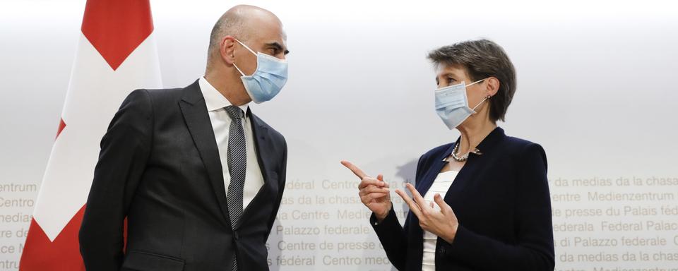 La présidente de la Confédération, Simonetta Sommaruga, parle avec le conseiller fédéral en charge de la santé, Alain Berset. Berne, le 8 décembre 2020.