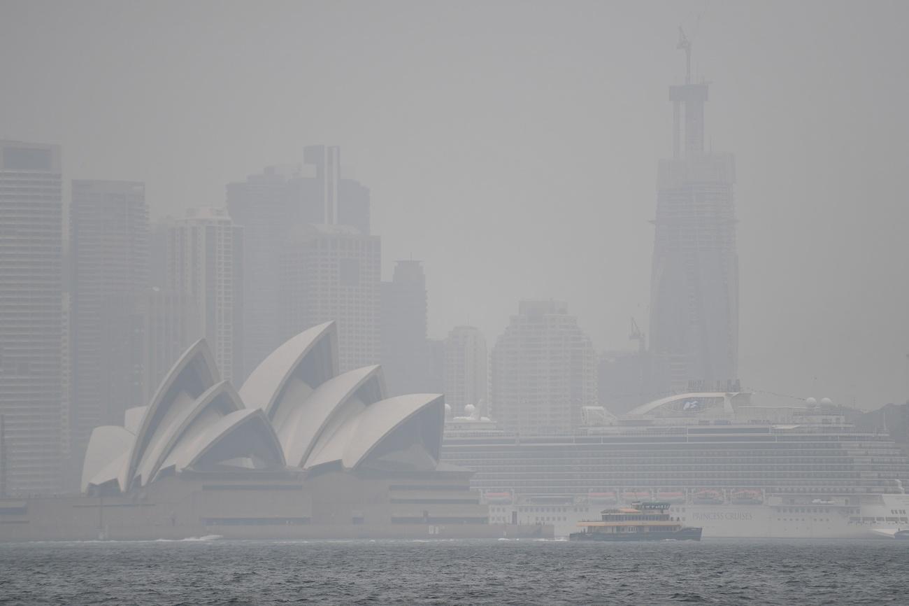 Sydney sous une épaisse fumée à cause des feux de forêts. [Keystone - EPA/Steven Saphore]