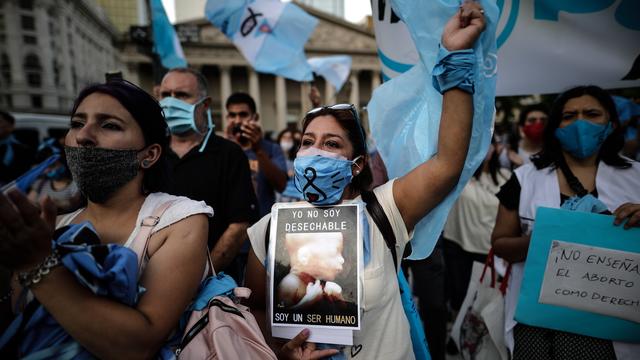 Des personnes manifestent contre l'avortement, le 28 décembre 2020 à Buenos Aires, alors que le Sénat argentin doit débattre du projet de loi libéralisant le droit à l'avortement. [Keystone - Juan Ignacio Roncoroni]