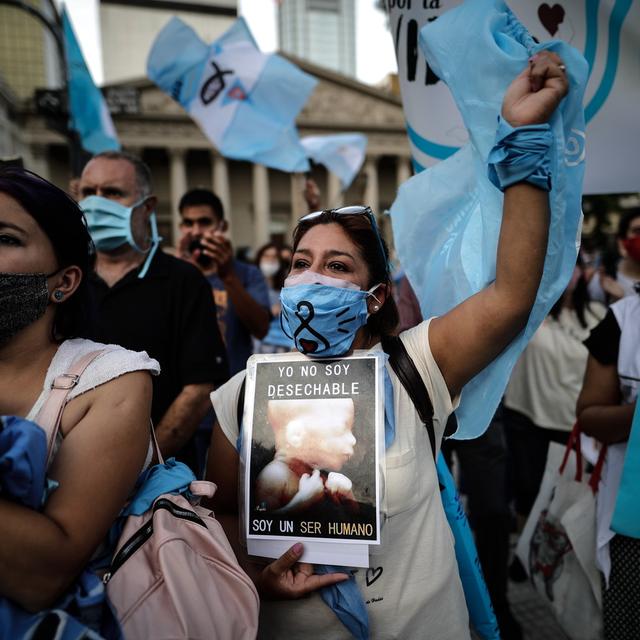 Des personnes manifestent contre l'avortement, le 28 décembre 2020 à Buenos Aires, alors que le Sénat argentin doit débattre du projet de loi libéralisant le droit à l'avortement. [Keystone - Juan Ignacio Roncoroni]