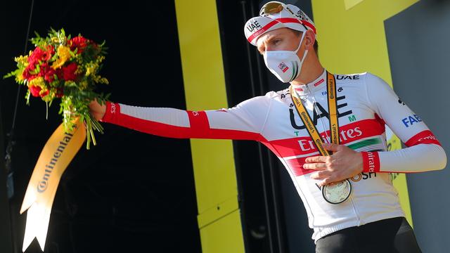 Tadej Pogacar sur le podium de la 15ème étape du Tour de France 2020. [EPA/Keystone - Thibault Camus]
