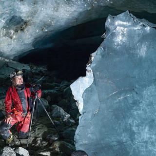 Claude Bernhard: Exploration sous glaciaire. Photo tirée de son ouvrage "La Voix des Alpes" aux éditions Slatkine, 2020. [DR - Claude Bernhard]